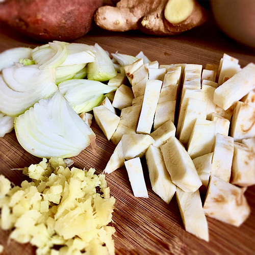 S&uuml;&szlig;kartoffel Bowl schnibbeln