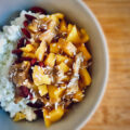 Hüttenkäsebowl mit Mango-Kokos-Kompott und Nussmustopping