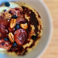 Porridge mit Pflaumen-Acaibeeren-Kompott