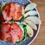 Saatenbr&ouml;tchen mit Ziegenk&auml;se, Apfel und Lachs