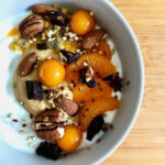 Vanille-Bananen-Quark mit Vitaminpoer en Orange und Schoko-Nuss-Topping