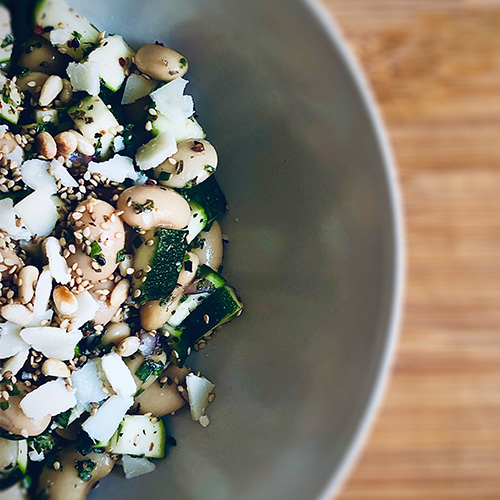 Zucchini Bohnensalat mit Zitronen-Sesam-Dressing