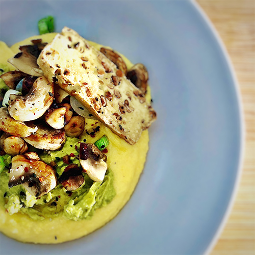 Polenta mit Erbsenpesto und Pilzen
