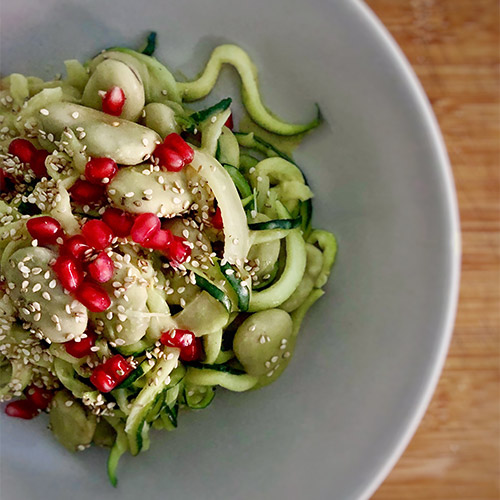 Hummus-Zoodles mit Sesambohnen