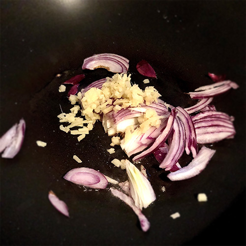 Kokos Curry - Zwiebel, Knoblauch, Ingwer anbraten
