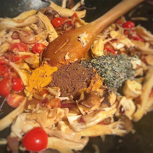 Veganes Ginger Chicken Tomaten und Gewürze