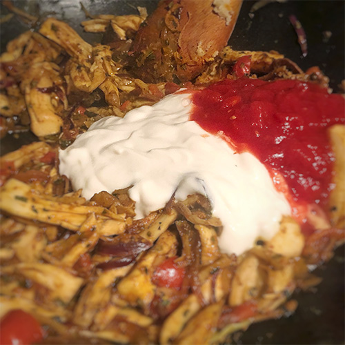 Veganes Ginger Chicken Joghurt und Tomaten