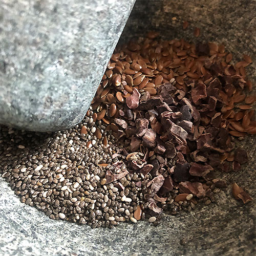 Samen im Mörser (Cashew Joghurt)